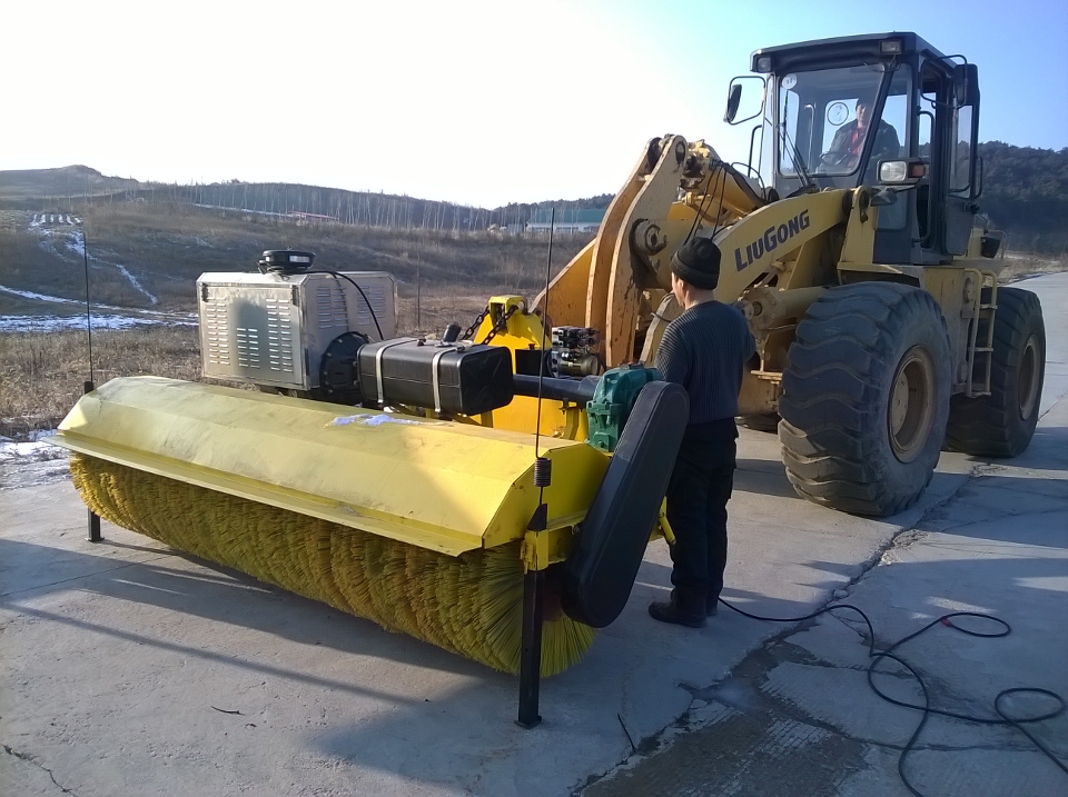 壹喜自帶動力滾刷掃雪機安裝現場